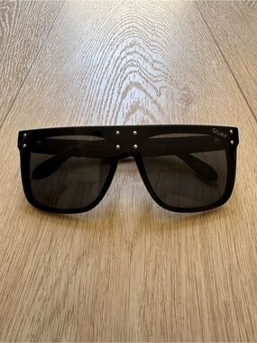 QUAY x KYLIE Limited Ed Sunglasses + Original Protective Pouch